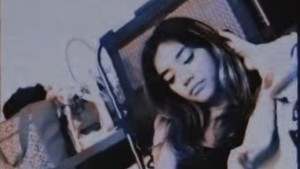 Meski pakai filter jadul, kemesraan pasangan ini tetap bikin senyum-senyum. Foto: YouTube Devano Danendra