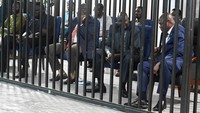 Machar bersama Jenderal Gabriel Duop Lam dan terdakwa lainnya menghadapi dakwaan berat: pengkhianatan dan kejahatan terhadap kemanusiaan. REUTERS/Jok Solomun