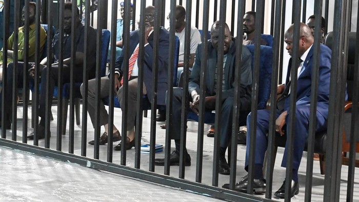 Suasana tegang menyelimuti Freedom Hall, Juba, pada Selasa (24/9/2025), ketika Wakil Presiden Pertama Sudan Selatan yang diskors, Riek Machar, duduk di balik jeruji baja ruang persidangan. Machar bersama Jenderal Gabriel Duop Lam dan terdakwa lainnya menghadapi dakwaan berat: pengkhianatan dan kejahatan terhadap kemanusiaan. REUTERS/Jok Solomun
