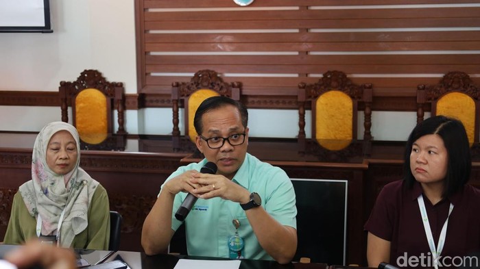 Direktur Medik dan Keperawatan RSUP Prof Ngoerah, I Made Darmajaya saat konferensi pers di kantornya, Rabu (24/9/2025).