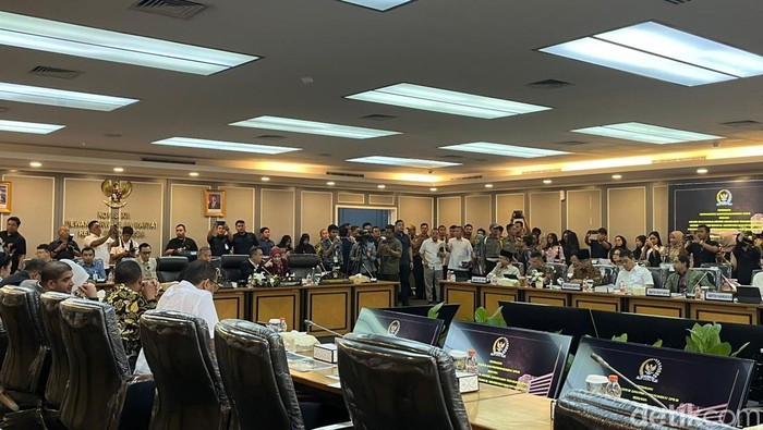 Pimpinan DPR RI menerima audiensi dari Konsorsium Pembaruan Agraria (KPA). Rapat dipimpin Wakil Ketua DPR RI Sufmi Dasco Ahmad di DPR, Rabu (24/9/2025).