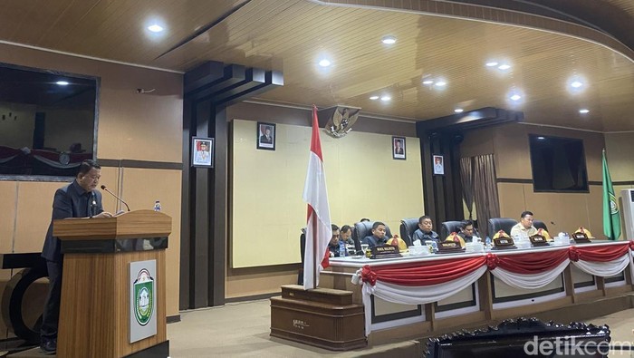 Rapat paripurna pandangan akhir fraksi terkait APBD-P 2025.