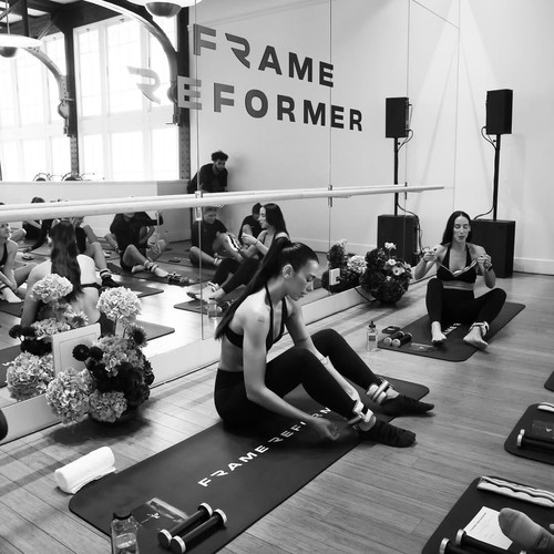 Dua Lipa latihan pilates.