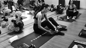 Dari panggung ke studio pilates, aura bintangnya tetap terpancar. Foto: Instagram Dua Lipa