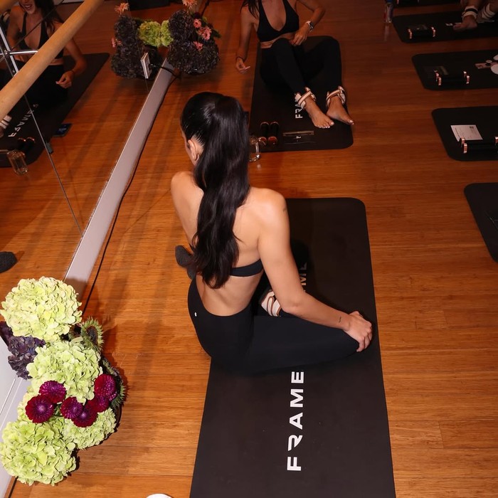 Dua Lipa latihan pilates.