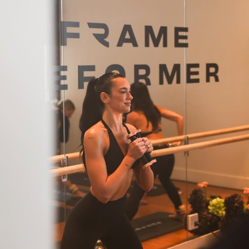 Dua Lipa latihan pilates.