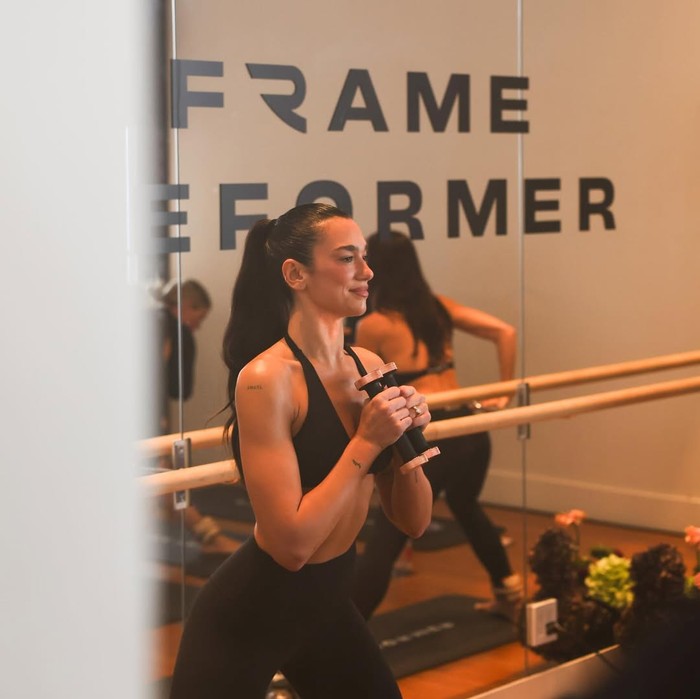 Dua Lipa latihan pilates.