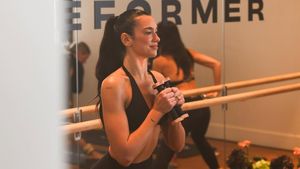 Potret Dua Lipa Latihan Pilates Demi Kuat Pakai Heels Berjam-jam