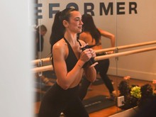 Potret Dua Lipa Latihan Pilates Demi Kuat Pakai Heels Berjam-jam