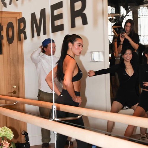 Dua Lipa latihan pilates.