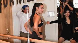 Dua Lipa terlihat fokus banget saat latihan reformer pilates. Foto: Instagram Dua Lipa
