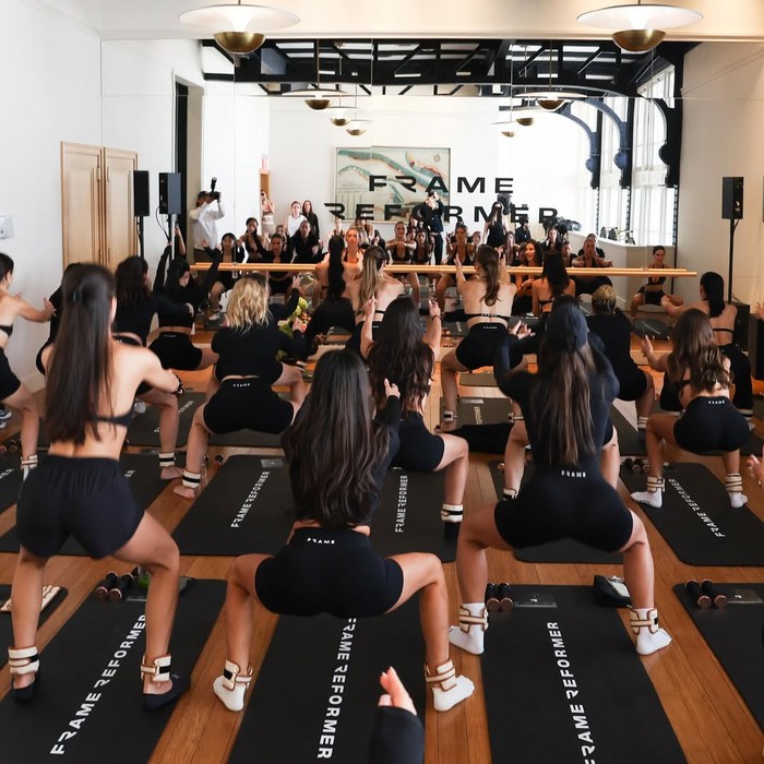 Dua Lipa latihan pilates.