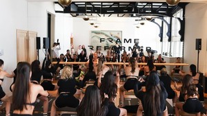 Pose pilates ini kelihatan gampang, tapi butuh core kuat loh! Foto: Instagram Dua Lipa