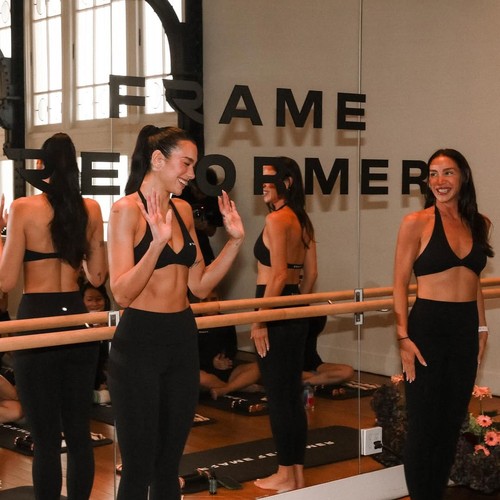 Dua Lipa latihan pilates.