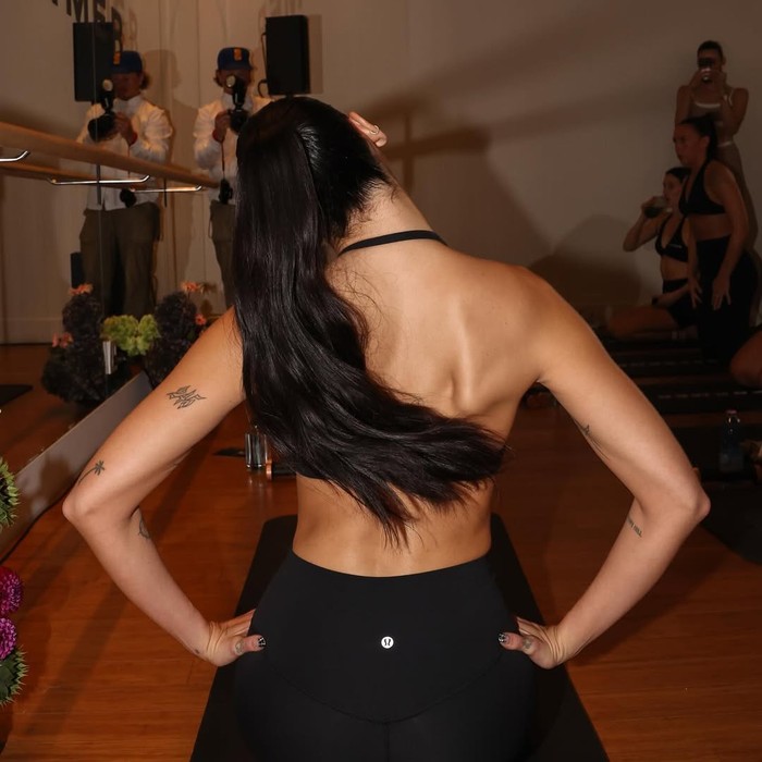 Dua Lipa latihan pilates.