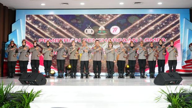Dua personel Polwan Polda Riau mendapatkan penghargaan dari Kapolri di HUT ke-77 Polwan, Rabu (24/9/2025).