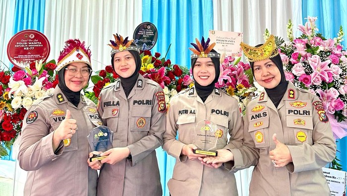 Dua personel Polwan Polda Riau mendapatkan penghargaan dari Kapolri di HUT ke-77 Polwan, Rabu (24/9/2025).