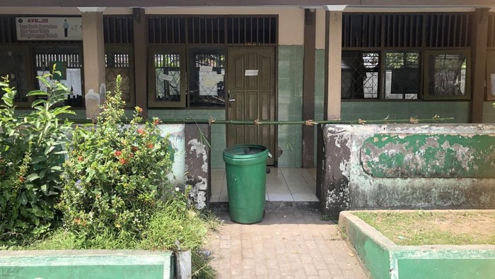 Empat kelas SDN 3 Karang Bongkot disegel menggunakan bambu gegara sengketa lahan ahli waris, Rabu (24/9/2025). (M. Zahiruddin/detikBali)