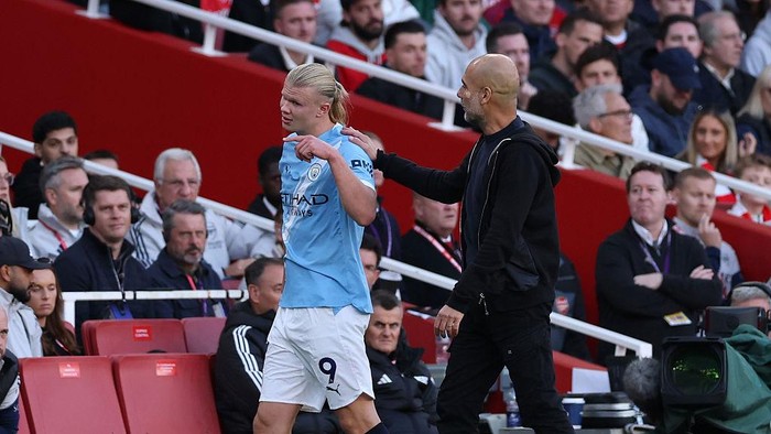 LONDON, ENGLAND - SEPTEMBER 21: Erling Haaland of Manchester City with Pep Guardiola, Manager of Manchester City, after being substituted during the Premier League match between Arsenal and Manchester City at Emirates Stadium on September 21, 2025 in London, England. (Photo by Justin Setterfield/Getty Images)