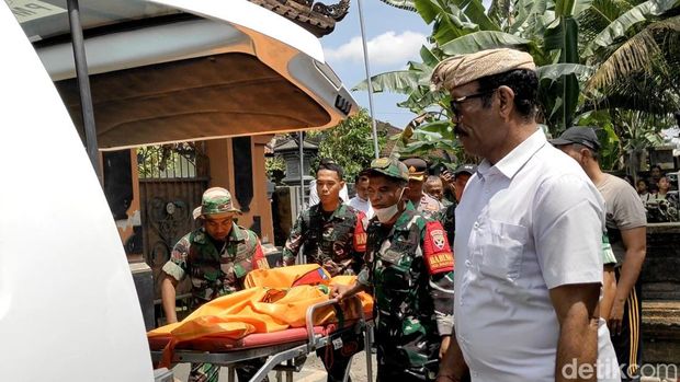 Evakuasi mayat tidak utuh tanpa identitas di Sungai Yeh Penet, Desa Kekeran Mengwi, Badung, Rabu (24/9/2025).