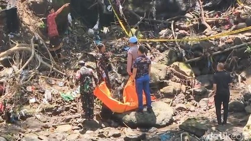 Evakuasi mayat tidak utuh tanpa identitas di Sungai Yeh Penet, Desa Kekeran Mengwi, Badung, Rabu (24/9/2025).