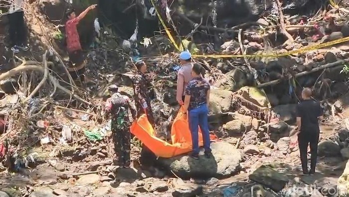 Evakuasi mayat tidak utuh tanpa identitas di Sungai Yeh Penet, Desa Kekeran Mengwi, Badung, Rabu (24/9/2025).