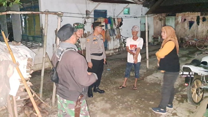 Forkompincam melakukan patroli untuk menyelidiki teror ketuk pintu misterius yang melanda sejumlah rumah warga di Desa Kedungpring dan Kecila, Kecamatan Kemranjen, Kabupaten Banyumas, Rabu (24/9/2025) dinihari.