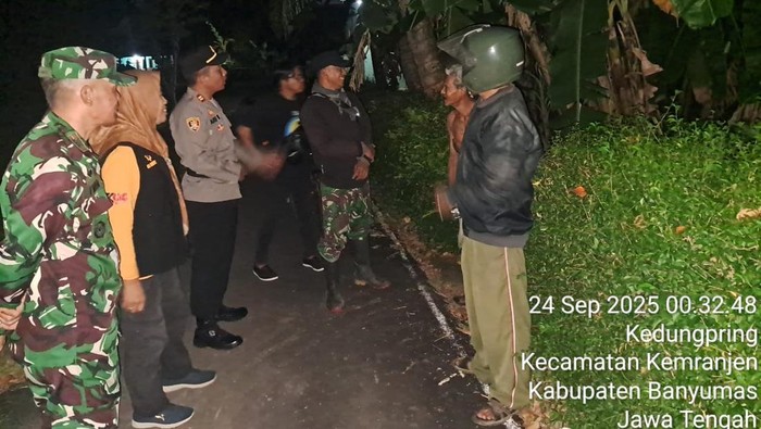 Forkompincam melakukan patroli untuk menyelidiki teror ketuk pintu misterius yang melanda sejumlah rumah warga di Desa Kedungpring dan Kecila, Kecamatan Kemranjen, Kabupaten Banyumas, Rabu (24/9/2025) dinihari.