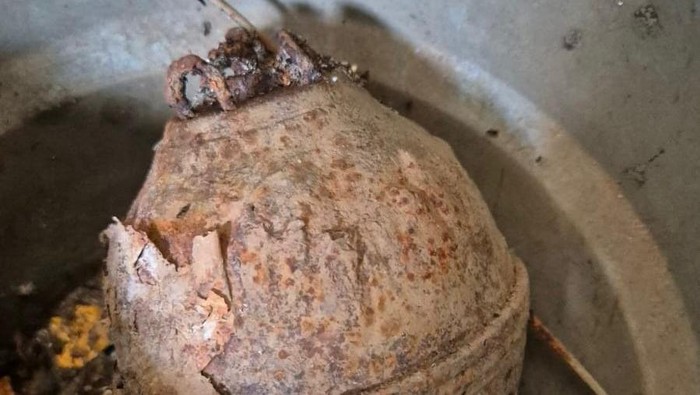 Warga bernama Junisyal di Kabupaten Maros, Sulawesi Selatan (Sulsel) menemukan granat aktif di dapur rumahnya.