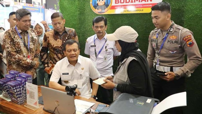 Gubernur Jateng, Ahmad Luthfi, saat menghadiri GIIAS The Series Semarang di Muladi Dome, Universitas Diponegoro, Semarang, (24/9/2025).