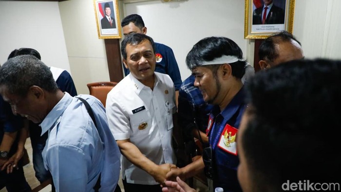 Gubernur Jateng, Ahmad Luthfi, saat menemui para eks buruh Sritex, Selasa (24/9/2025).