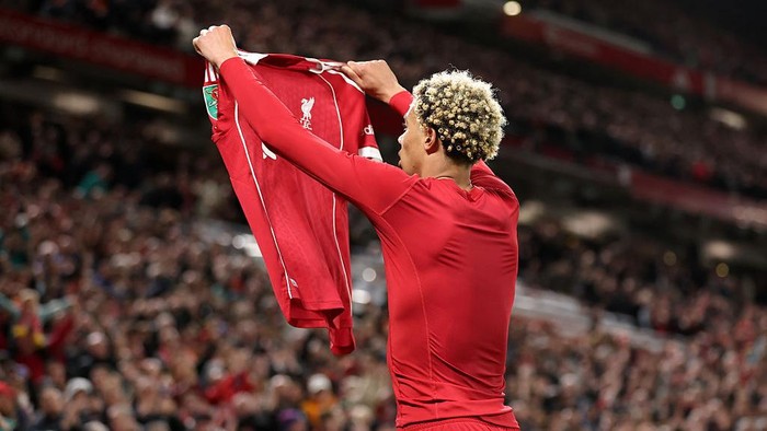LIVERPOOL, ENGLAND - SEPTEMBER 23: Hugo Ekitike of Liverpool celebrates scoring his teams second goal by removing his match shirt and subsequently receives a second yellow card from Referee Thomas Bramall (not pictured) to be sent off during the Carabao Cup Third Round match between Liverpool and Southampton at Anfield on September 23, 2025 in Liverpool, England. (Photo by Jan Kruger/Getty Images)