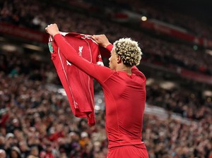 Kartu Merah Konyol Ekitike Efek Persaingan dengan Isak?