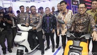Faisol Riza dan Irjen Agus Suryonugroho berkeliling ke area pameran dan berkunjung ke booth Honda, Yamaha, TVS, dan Suzuki.  