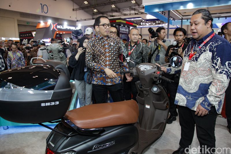 Wakil Menteri Perindustrian Faisol Riza hingga Kepala Korps Lalu Lintas Polri Irjen Agus Suryonugroho membuka pameran IMOS 2025 di Indonesia Convention Exhibition (ICE) BSD City, Tangerang, Rabu (24/9/2025). IMOS 2025 menghadirkan belasan merek sepeda motor, mulai dari sepeda motor berbahan bakar bensin hingga sepeda motor listrik.