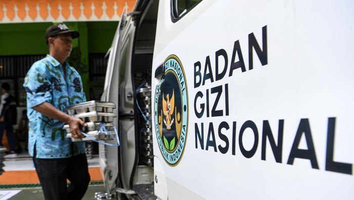 Petugas Badan Gizi Nasional membawa tempat makan program MBG di SMPN 28 Johar Baru, Jakarta, Selasa (23/9/2025). Pemprov DKI Jakarta membuat inovasi Sekolah Laboratorium Pancasila (SLP) untuk meningkatkan pemahaman nilai-nilai karakter bangsa pada Guru dan pelajar, serta untuk menangkal degradasi moral remaja. ANTARA FOTO/Muhammad Adimaja/bar