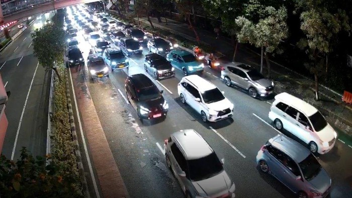 Jalan Gatot Subroto arah Kuningan macet malam ini