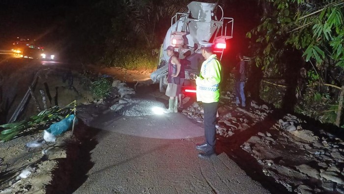 Jalan yang amblas di Tapsel. (Foto: dok. Polres Tapsel)