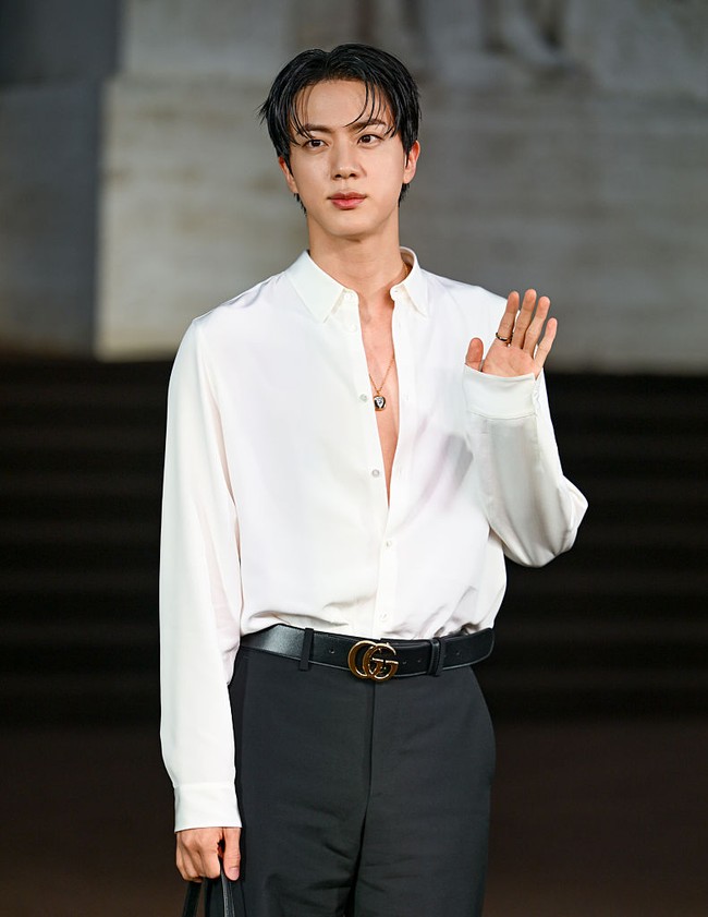 Kim Seokjin alias Jin BTS menjadi magnet di acara peluncuran koleksi terbaru Gucci La Famiglia yang ditampilkan lewat film ‘The Tiger’ selama gelaran Milan Fashion Week 2025. Foto: Getty Images