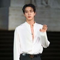 Kim Seokjin alias Jin BTS menjadi magnet di acara peluncuran koleksi terbaru Gucci La Famiglia yang ditampilkan lewat film ‘The Tiger’ selama gelaran Milan Fashion Week 2025. Foto: Getty Images