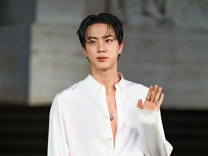 Penampilan Jin BTS menghadiri pemutaran film Gucci The Tiger selama Milan Fashion Week 2025.