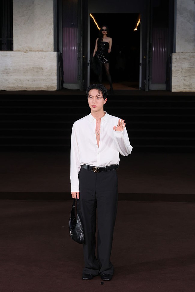 Kehadiran Jin BTS disambut teriakan penggemar yang telah memadati area Palazzo Mezzanotte di Milan, Italia. Sebagai global ambassador Gucci, Jin BTS tampil memukau dalam balutan busana elegan bernuansa monokrom. Foto: Getty Images