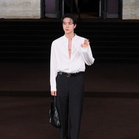 Kehadiran Jin BTS disambut teriakan penggemar yang telah memadati area Palazzo Mezzanotte di Milan, Italia. Sebagai global ambassador Gucci, Jin BTS tampil memukau dalam balutan busana elegan bernuansa monokrom. Foto: Getty Images