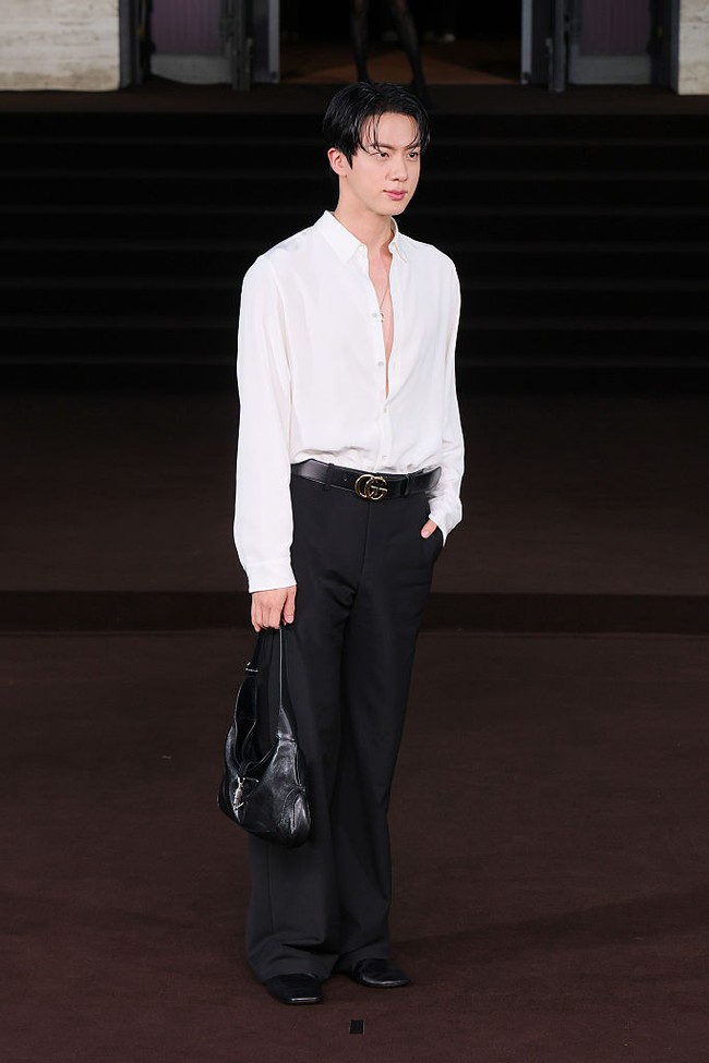 Terungkap koleksi busana yang dikenakan Jin BTS menyerupai karakter Narcisista dari koleksi Gucci La Famiglia dan dijual terbatas. Hanay tersedia mulai 25 September hingga 12 Oktober 2025 di sepuluh butik Gucci di seluruh dunia. Foto: Getty Images