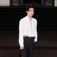 Terungkap koleksi busana yang dikenakan Jin BTS menyerupai karakter Narcisista dari koleksi Gucci La Famiglia dan dijual terbatas. Hanay tersedia mulai 25 September hingga 12 Oktober 2025 di sepuluh butik Gucci di seluruh dunia. Foto: Getty Images
