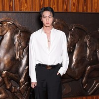 Jin BTS memancarkan aura memikat sebagai global ambassador Gucci. Untuk penampilannya di Milan Fashion Week 2025, ia memilih gaya klasik dengan memadukan kemeja putih, celana longgar, belt hitam, serta koleksi hand bag Gucci Jackie 1961 yang ikonik. Foto: Getty Images