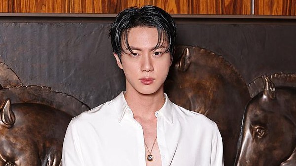 Gaya Jin BTS Jadi Pangeran Gucci, Pamer Dada di Milan Fashion Week 2025