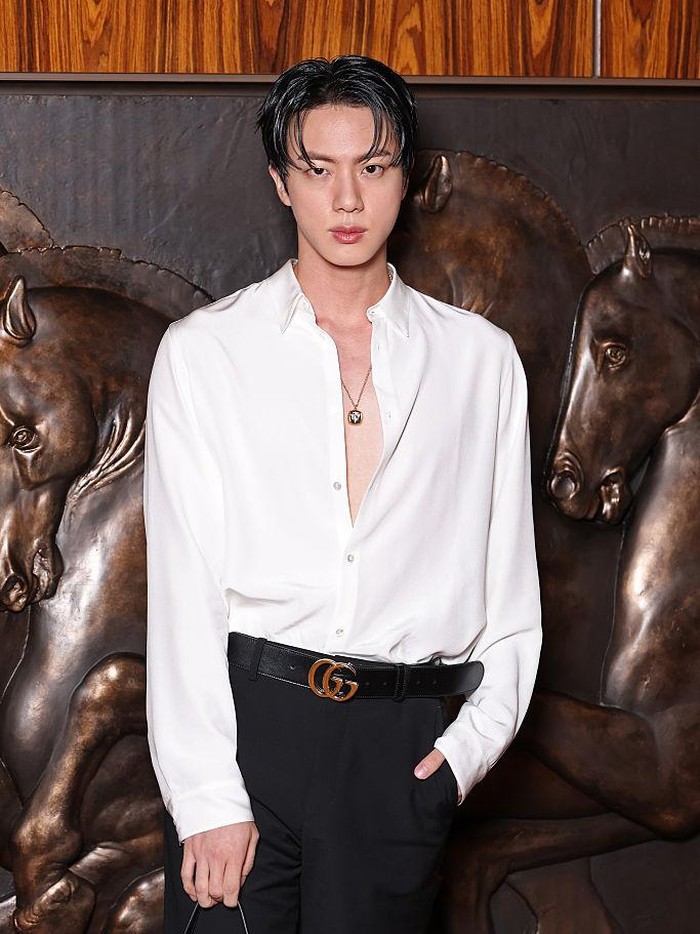 Penampilan Jin BTS menghadiri pemutaran film Gucci The Tiger selama Milan Fashion Week 2025.