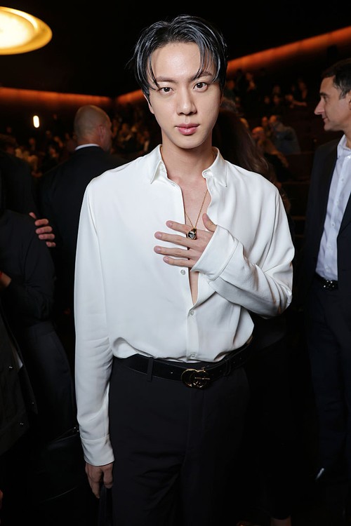 Penampilan Jin BTS menghadiri pemutaran film Gucci 'The Tiger' selama Milan Fashion Week 2025.