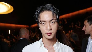 Jin BTS balik ke chart dengan album Happy di posisi #12. Jin udah 18 minggu gak berturut-turut ada di chart ini. (Foto: Getty Images)
